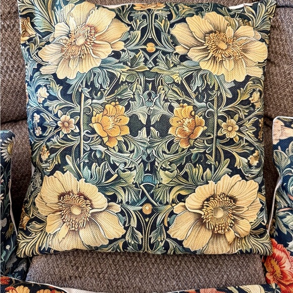 4/Floral and Bird Patterned Throw Pillow Set - Picture 3 of 10